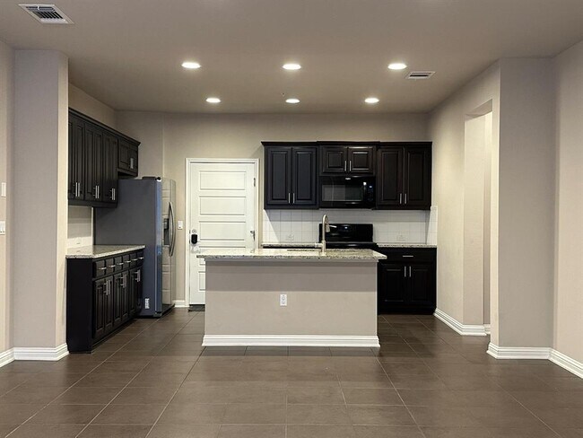 Foto del edificio - 13800 Lyndhurst St