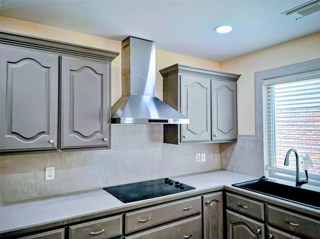 Building Photo - 10631 Del Monte Dr