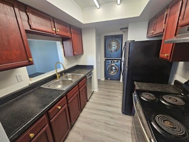 Building Photo - Ground-Level 1-Bedroom Condo in Southeast ...