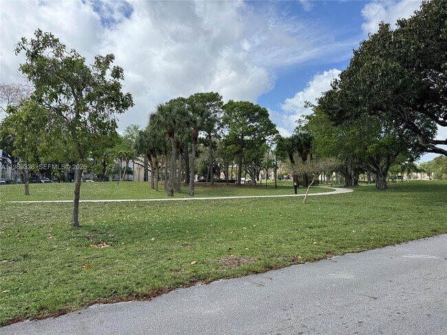 Foto del edificio - 6301 N Falls Cir Dr