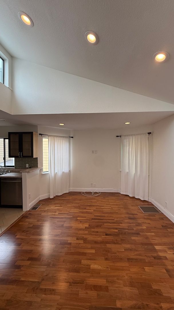 Foto del edificio - EPIC REA: Charming 2Bed/1Bath Condo w/ Parking