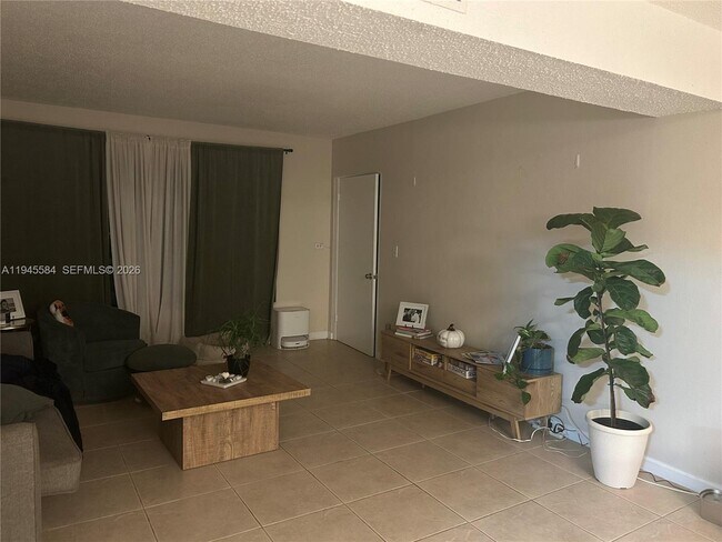 Foto del edificio - 956 NE 80th St