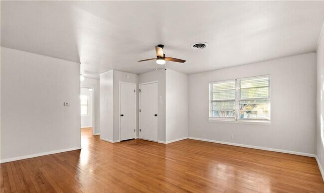 Foto del edificio - Renovated 4-bedroom 1.5 bathroom home!  Housing accepted! MOVE-IN SPECIAL!
