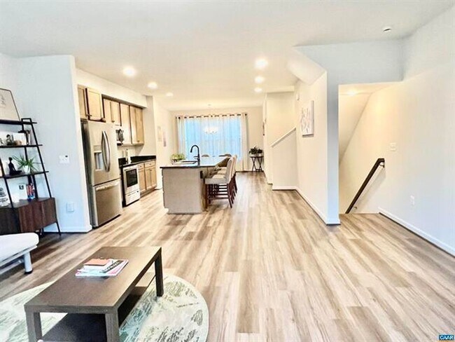 Foto del edificio - Southwood- Gorgeous style and like new condition with a great location to downtown and the Univer...