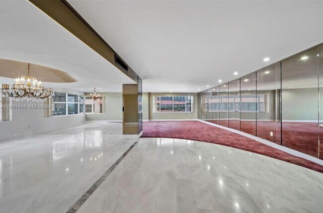 Foto del edificio - 5255 Collins Ave