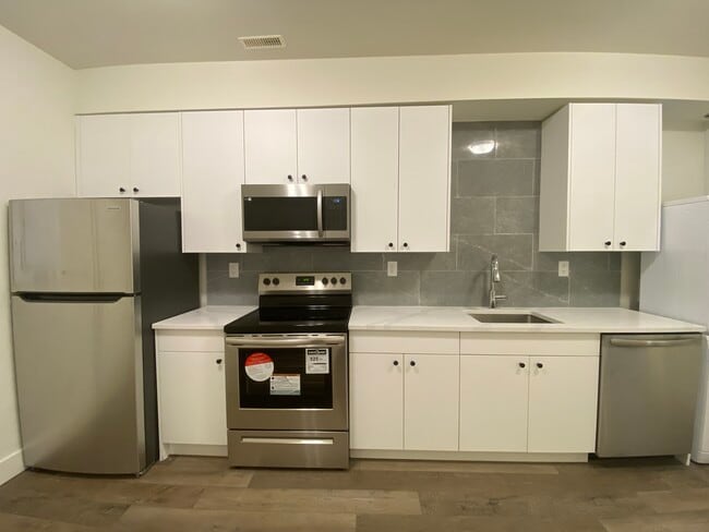 Building Photo - 15632 37 Av