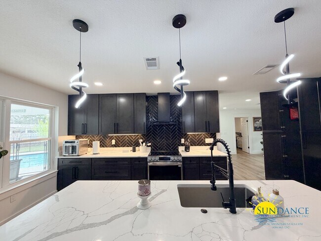 Foto del edificio - Custom 4BR Pool Home in Kenwood with Bonus Room & Private Backyard!