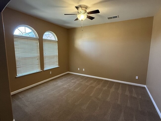 Building Photo - Spacious and Beautiful 4 bedroom luxury ho...
