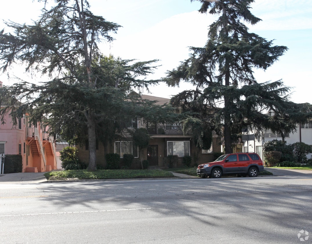 Building Photo - 4132 Los Feliz Blvd