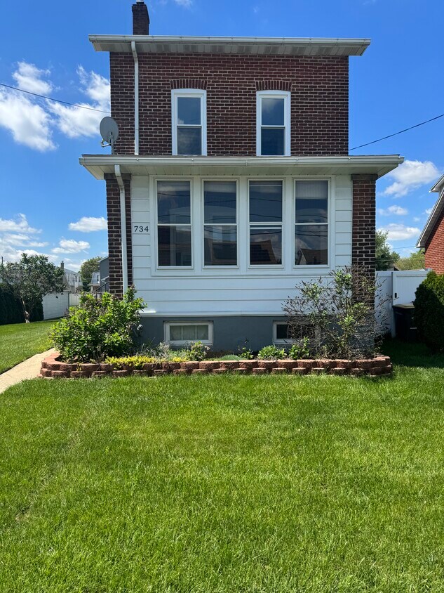 Primary Photo - 734 6th St