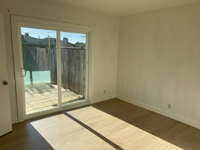 Foto del edificio - 3329-3331 Routier Rd