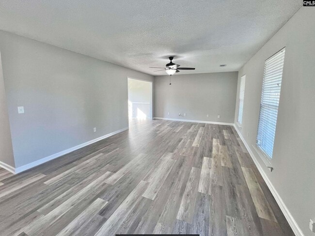 Foto del edificio - 301 Legend Oaks Dr