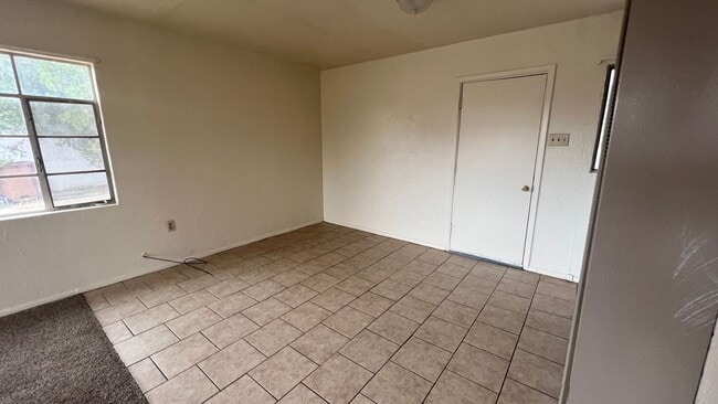 Building Photo - 3 Bedroom home with 1 Bathroom and Large Back yard