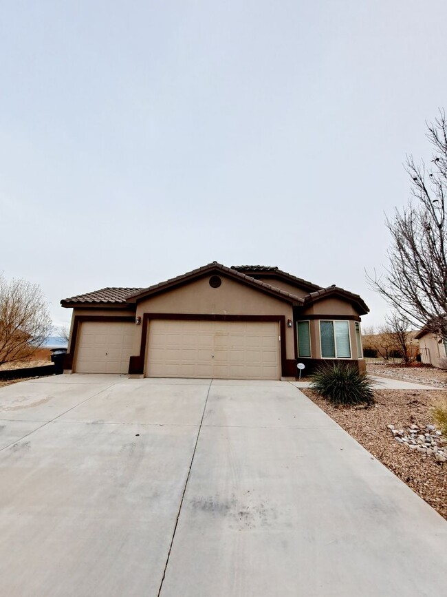 Building Photo - 3 bed 2 bath home in Huning Ranch. Great Y...