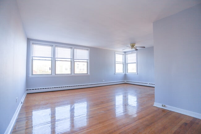 Building Photo - 2417 W Farragut Ave