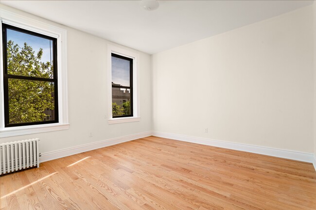 Foto del edificio - 53-23 Skillman Ave