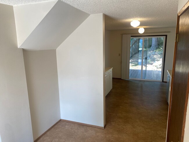 Building Photo - 3 bedroom 1.5 Bath Tandem Home!