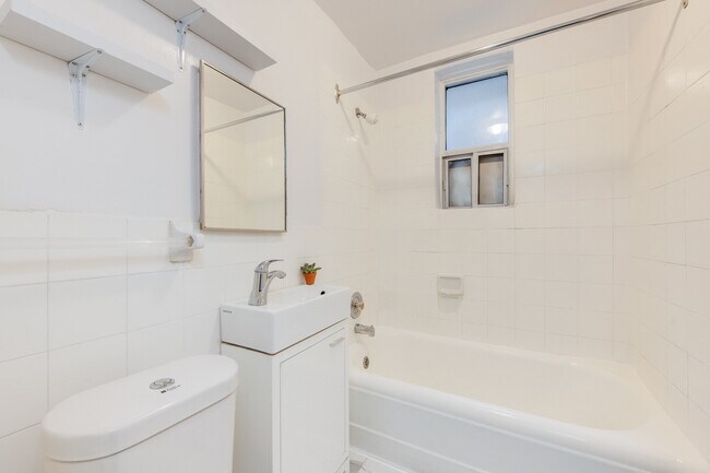 Photo du bâtiment - 1592 Bathurst Street