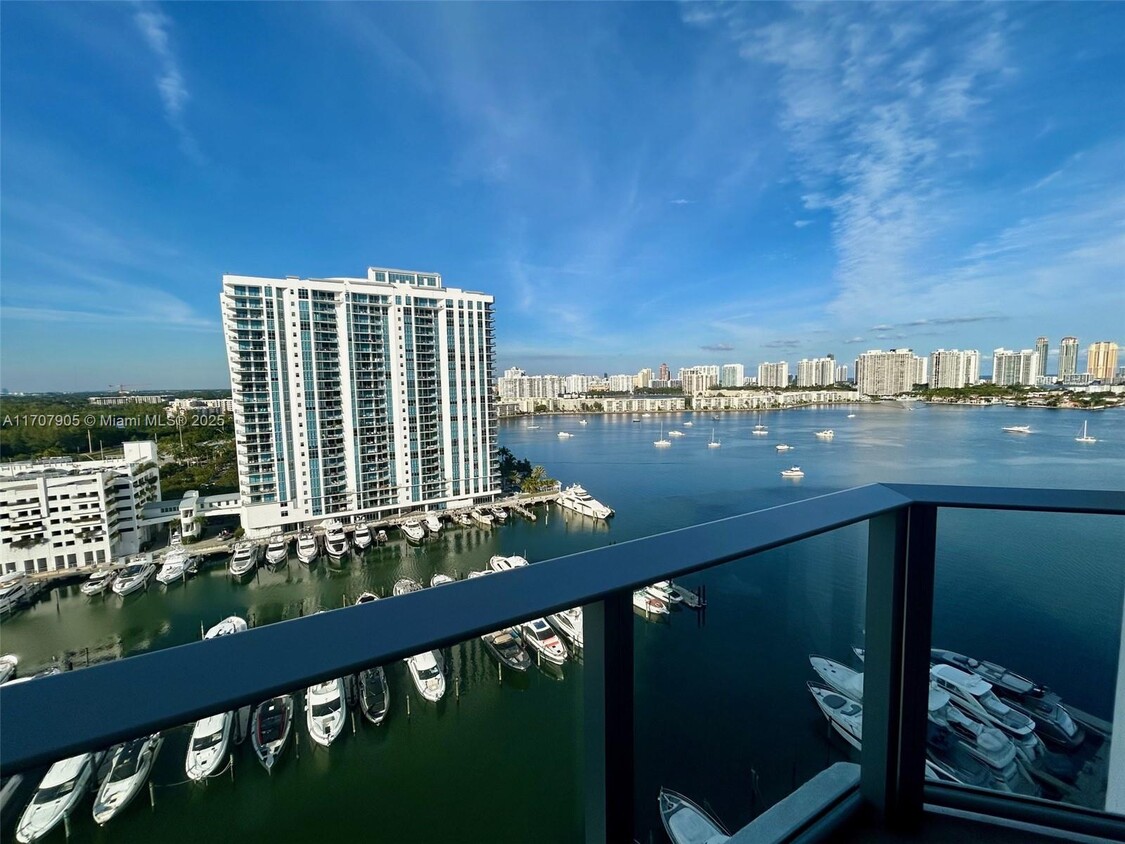 Foto principal - 17111 Biscayne Blvd