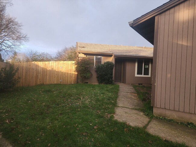 Building Photo - 903 Filbert Ct