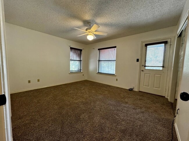 Building Photo - 2058 Owasso St