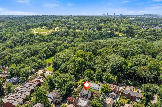 Building Photo - *Beautifully Updated & Spacious 5BD/2.5BA ...