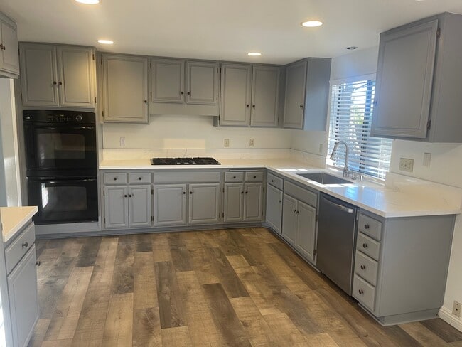 Building Photo - 2215 Lobelia Ave