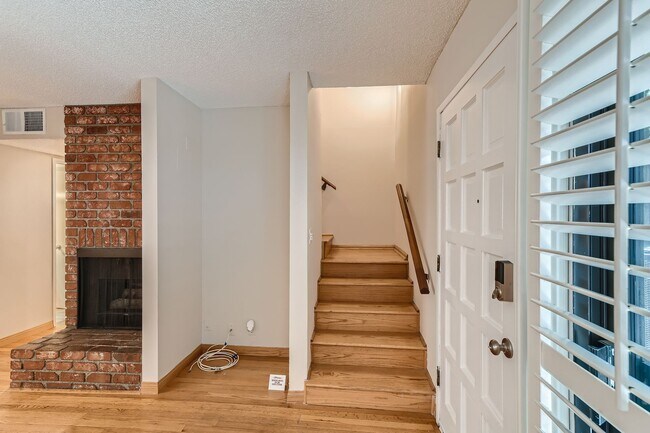 Foto del edificio - Freshly Updated 2-Bedroom Condo with Attached Garage in Gated Winnetka Community