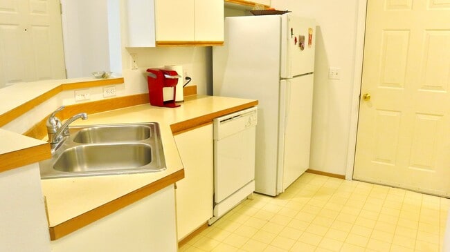 Building Photo - Clean 2 bed 2 bath Condo - Close to Everyt...