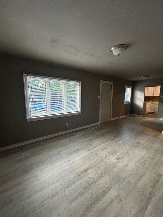 Building Photo - 2 Bedroom Home with Bonus Rooms in West Gary