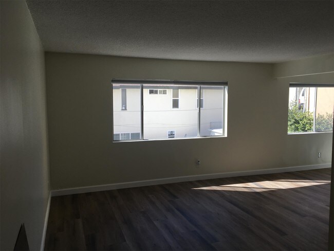Building Photo - 1300 W Victoria Ave