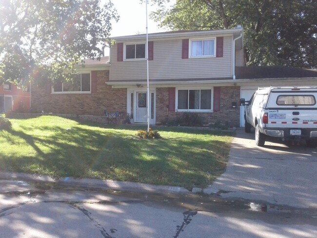 Foto del edificio - 4 Bedroom East Moline Home with Space Style and Comfort!