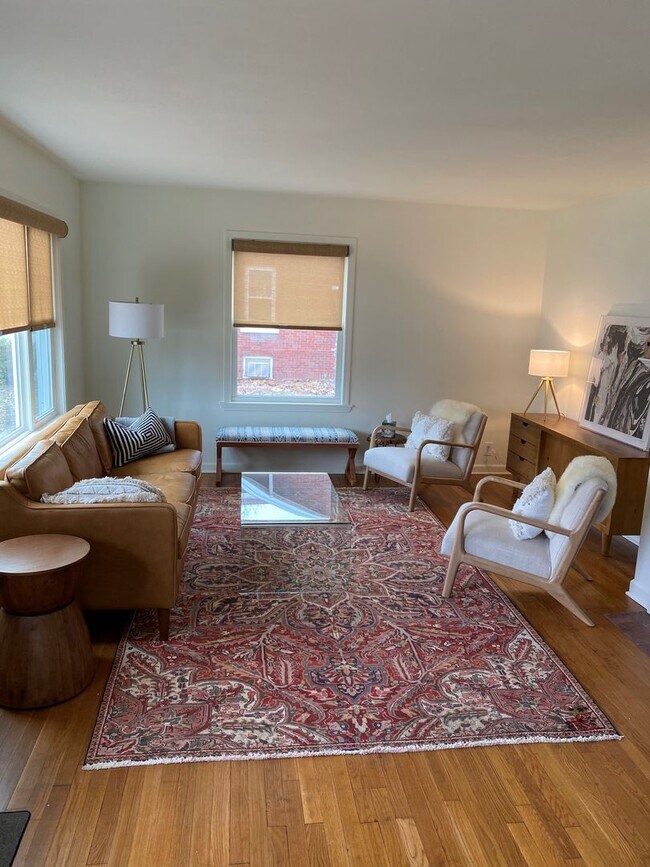 Foto del edificio - Renovated 3-bed, 2-bath home close to scho...