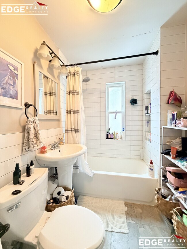 Building Photo - 5 Weitz St