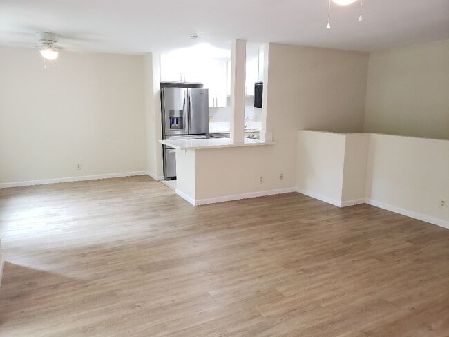 Building Photo - 2512