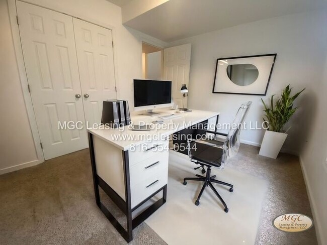 Building Photo - 3 bedroom Duplex with unique floor plan for rent in the Northland
