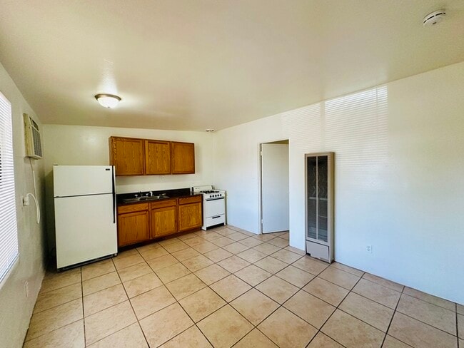 Building Photo - 1 Bedroom with Vaulted Ceilings, Walk In C...