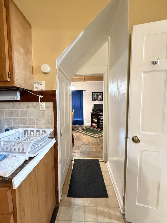 Building Photo - 1 Bed, 1 Bath Apartment, All Utilities Included - Short Term Lease Options Available!