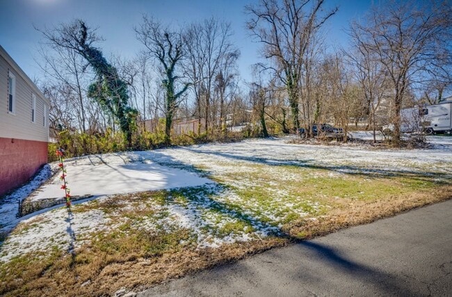 Building Photo - "Updated Apartment 2bd/1ba Attached Garage...