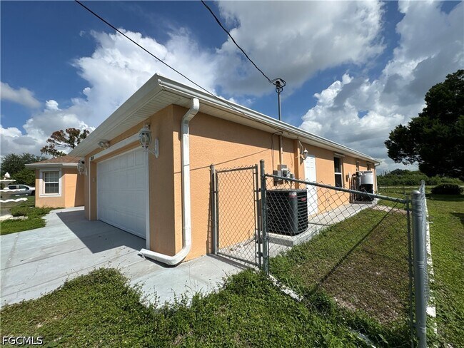 Building Photo - 4914 7th St W