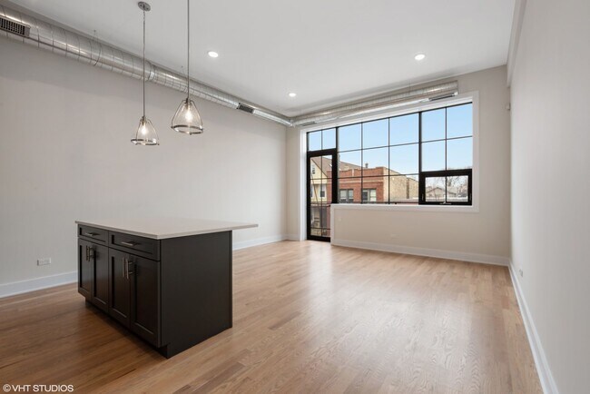 Foto del edificio - Top Floor 1 Bed 1 Bath Pet Friendly New Co...