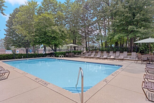Piscina estilo resort y terraza - Timber Ridge Apartments