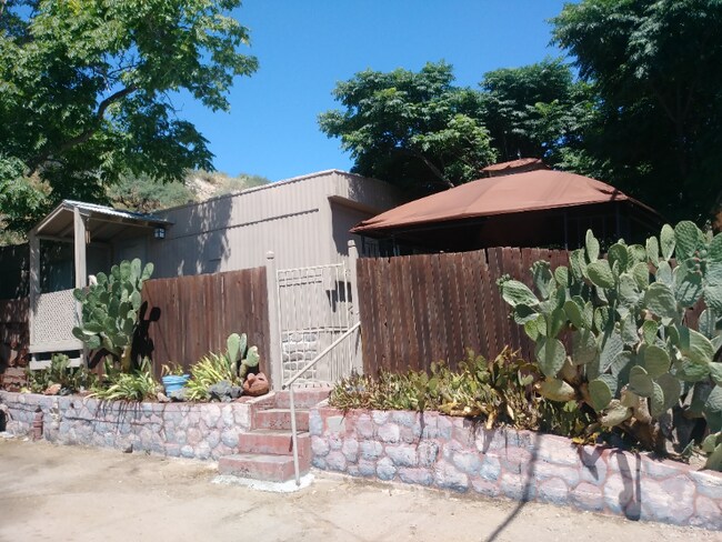 Building Photo - 202 Chisholm Ave