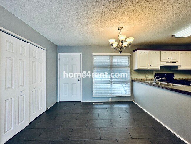 Foto del edificio - Charming Ranch Style, Prairie Village Home w/ a Fenced Yard, Updated Baths, and All Appliances In...