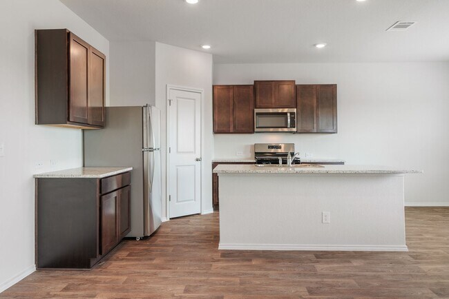 Building Photo - Move-in Special – 4 Weeks Free!