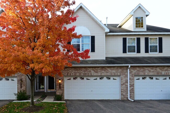 Building Photo - Available July 1st! Gorgeous Townhouse for...