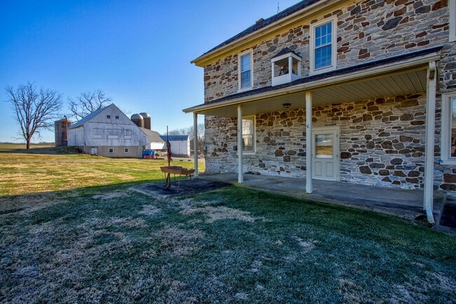 Building Photo - 796 Long Ln