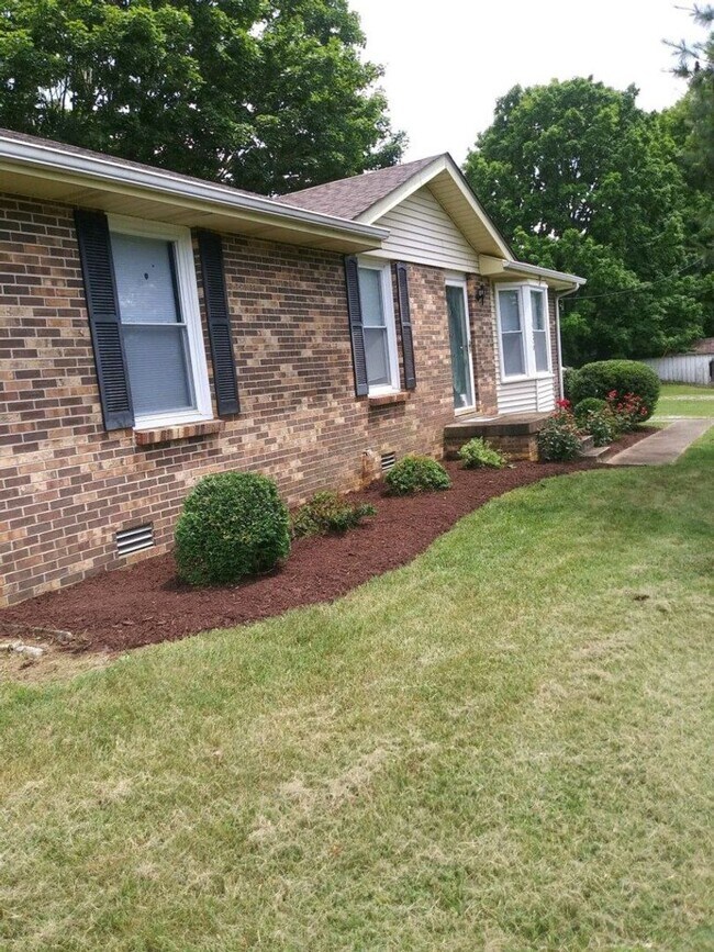 Building Photo - LEASE OPTION TO PURCHASE/RENT -Nice 3 bedr...