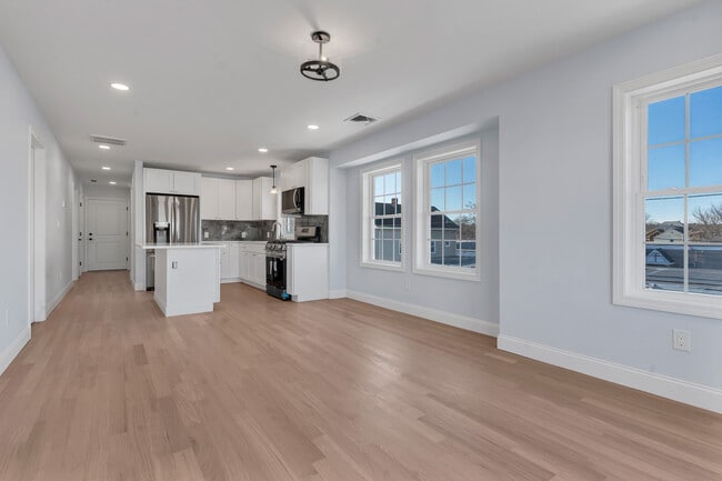 Foto del edificio - 10 Anthony Ave