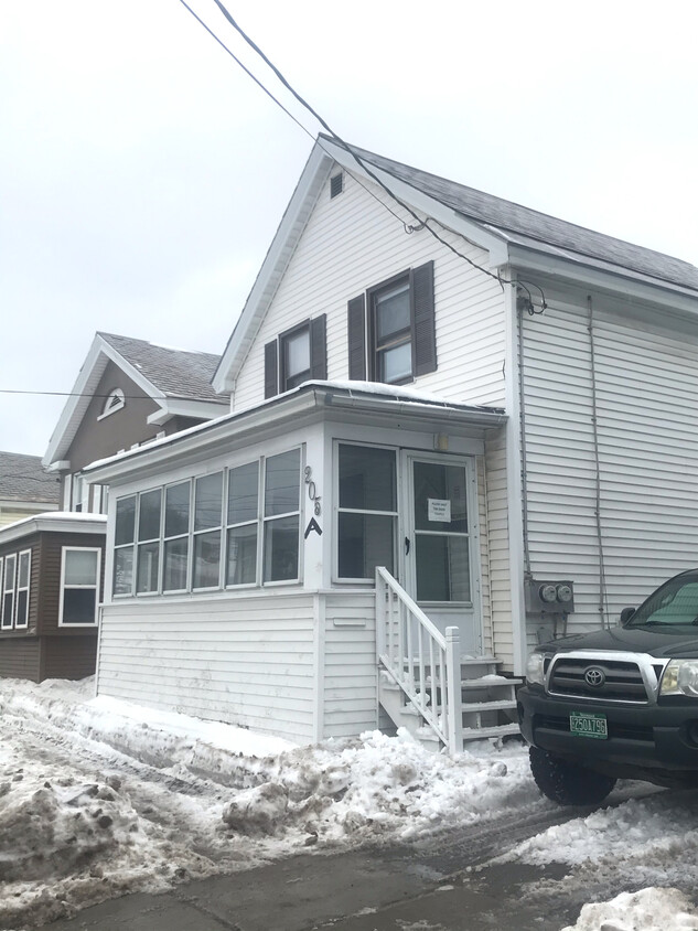 Primary Photo - 205 Main St
